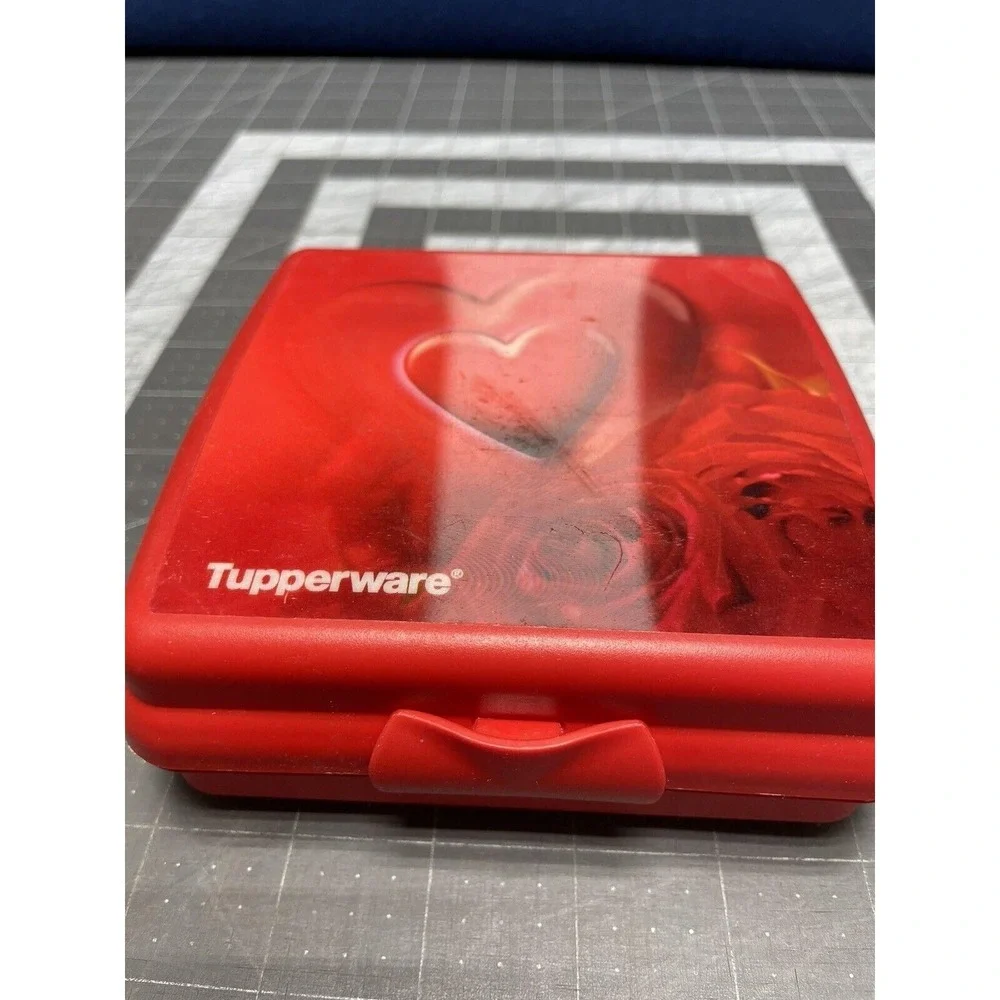 Tupperware Sandwich Keeper Red Heart HOLIGRAM Valentine's - pre-owned---good